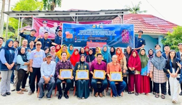 Peserta Seminar Bertajuk Pemberdayaan Sulaman Angkinan melalui Strategi Branding dan Jurnalisme Digital untuk Meningkatkan Daya Saing Produk Lokal, pada hari Sabtu, tanggal 26 Juli 2025, di Kantor Kelurahan Sungai Lais, Palembang, yang digelar oleh Mahasiswa Kuliah Kerja Nyata Tematik (KKNT) Kelompok 9 STISIPOL Candradimuka Palembang. (MUSINEWS.ID)
