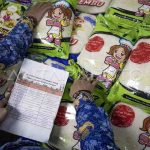 Petugas memeriksa merek beras premium saat inspeksi mendadak (sidak) antisipasi beras oplosan di Pasar Panorama Lembang, Kabupaten Bandung Barat, Jawa Barat, Kamis (17/7/2025). Sidak yang dilakukan oleh Disperindag Kabupaten Bandung Barat, DKPP Kabupaten Bandung Barat, Bulog Cabang Bandung dan Satreskrim Polres Cimahi tersebut bertujuan untuk memeriksa kualitas beras serta mengantisipasi adanya beras oplosan yang merugikan masyarakat. ANTARA FOTO/Abdan Syakura/agr.