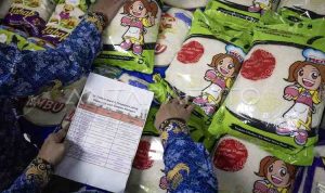 Petugas memeriksa merek beras premium saat inspeksi mendadak (sidak) antisipasi beras oplosan di Pasar Panorama Lembang, Kabupaten Bandung Barat, Jawa Barat, Kamis (17/7/2025). Sidak yang dilakukan oleh Disperindag Kabupaten Bandung Barat, DKPP Kabupaten Bandung Barat, Bulog Cabang Bandung dan Satreskrim Polres Cimahi tersebut bertujuan untuk memeriksa kualitas beras serta mengantisipasi adanya beras oplosan yang merugikan masyarakat. ANTARA FOTO/Abdan Syakura/agr.