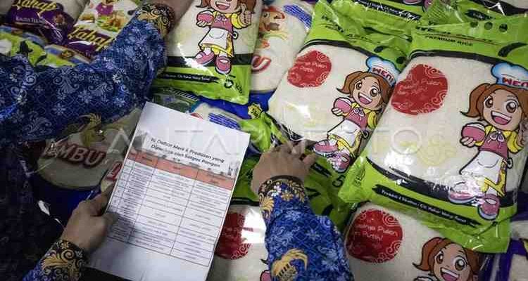 Petugas memeriksa merek beras premium saat inspeksi mendadak (sidak) antisipasi beras oplosan di Pasar Panorama Lembang, Kabupaten Bandung Barat, Jawa Barat, Kamis (17/7/2025). Sidak yang dilakukan oleh Disperindag Kabupaten Bandung Barat, DKPP Kabupaten Bandung Barat, Bulog Cabang Bandung dan Satreskrim Polres Cimahi tersebut bertujuan untuk memeriksa kualitas beras serta mengantisipasi adanya beras oplosan yang merugikan masyarakat. ANTARA FOTO/Abdan Syakura/agr.