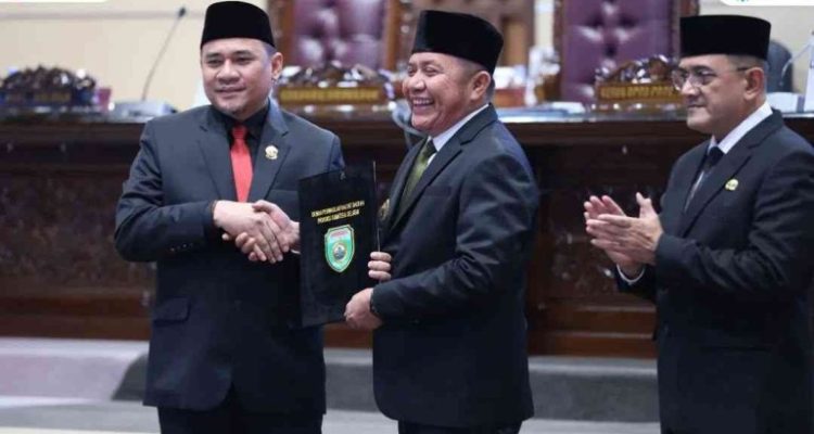H. Herman Deru, menghadiri Rapat Paripurna ke-15 DPRD Provinsi Sumsel dengan agenda penyampaian Laporan Hasil Pembahasan dan Penelitian Badan Anggaran (Banggar) terhadap Raperda Pertanggungjawaban Pelaksanaan APBD Provinsi Sumsel Tahun Anggaran 2024, pada Senin (7/7/2025) di Ruang Rapat Paripurna DPRD Provinsi Sumsel.