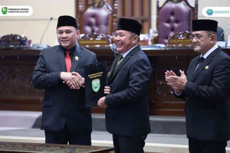 H. Herman Deru, menghadiri Rapat Paripurna ke-15 DPRD Provinsi Sumsel dengan agenda penyampaian Laporan Hasil Pembahasan dan Penelitian Badan Anggaran (Banggar) terhadap Raperda Pertanggungjawaban Pelaksanaan APBD Provinsi Sumsel Tahun Anggaran 2024, pada Senin (7/7/2025) di Ruang Rapat Paripurna DPRD Provinsi Sumsel.