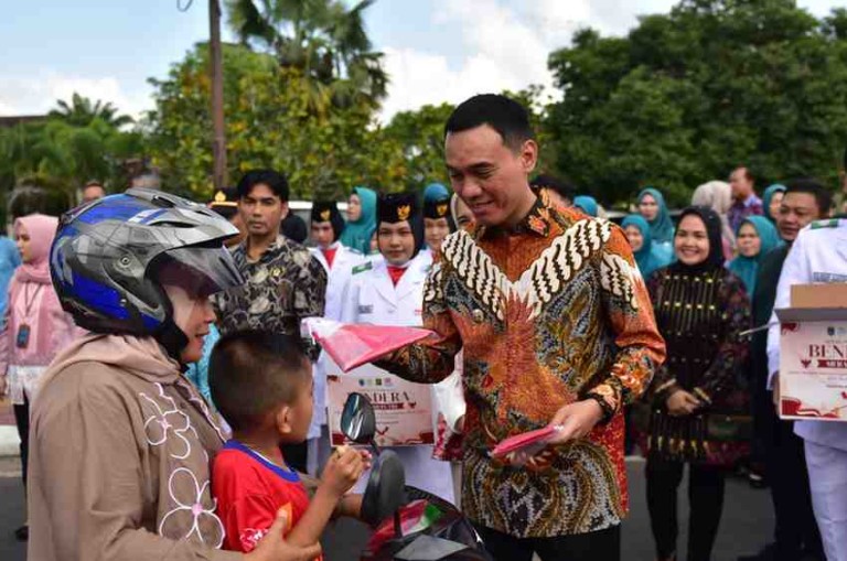 H. Muchendi Mahzareki pada kegiatan Gerakan Pembagian Bendera Merah Putih yang berlangsung di Lapangan Segitiga Emas Kayuagung, Jumat (1/8).