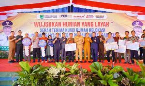 Senyum haru dan penuh syukur tampak menghiasi wajah puluhan warga di Rusunawa Kecamatan Serasan Jaya, Sekayu, Senin (4/8/2025).