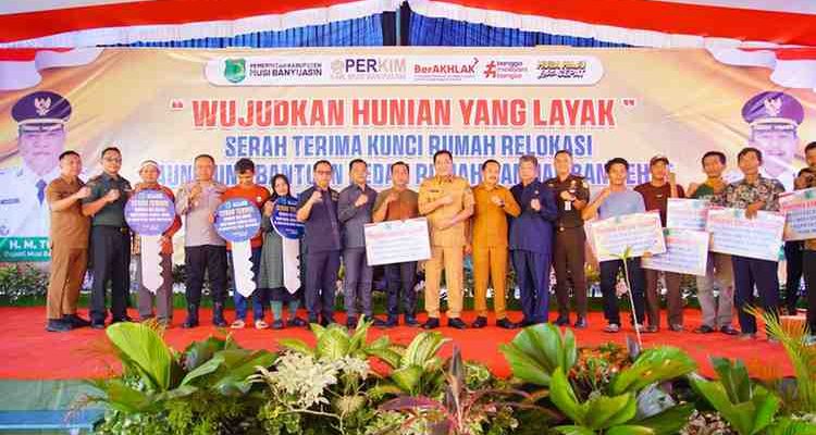 Senyum haru dan penuh syukur tampak menghiasi wajah puluhan warga di Rusunawa Kecamatan Serasan Jaya, Sekayu, Senin (4/8/2025).