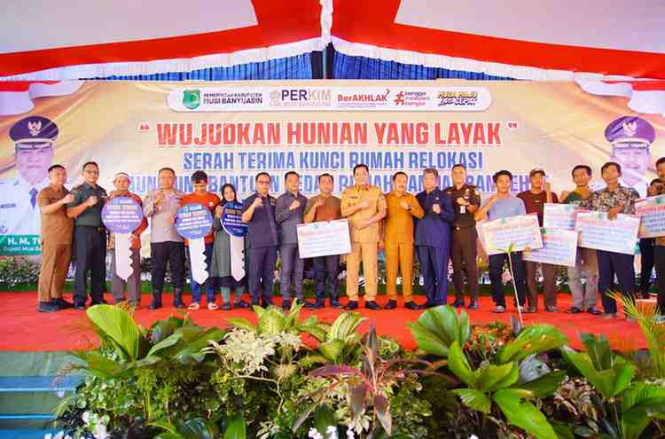 Senyum haru dan penuh syukur tampak menghiasi wajah puluhan warga di Rusunawa Kecamatan Serasan Jaya, Sekayu, Senin (4/8/2025).