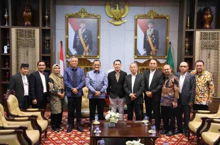 Sekda Edward Candra dalam sambutannya mengucapkan selamat kepada para pengurus IKAPERTA UNSRI yang baru dilantik.