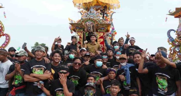 Ribuan umat Hindu dari berbagai daerah di Sumatera Selatan bahkan luar Sumatera Selatan antusias dan dengan hikmat mengikuti rangkaian acara Ngaben