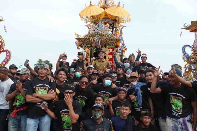 Ribuan umat Hindu dari berbagai daerah di Sumatera Selatan bahkan luar Sumatera Selatan antusias dan dengan hikmat mengikuti rangkaian acara Ngaben