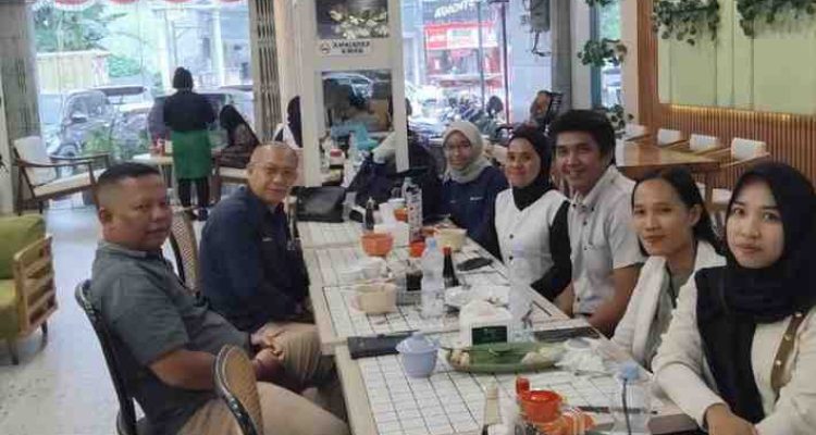 Pertemuan silaturahmi antara jajaran PJS Sumsel dan perwakilan PT Bukit Asam Tbk berlangsung hangat di Pempek Beringin, Jalan Radial, Palembang, pada Rabu (20/8/2025).