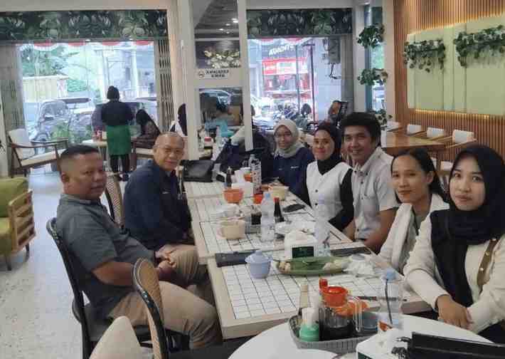 Pertemuan silaturahmi antara jajaran PJS Sumsel dan perwakilan PT Bukit Asam Tbk berlangsung hangat di Pempek Beringin, Jalan Radial, Palembang, pada Rabu (20/8/2025).