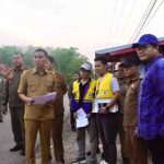H. Muchendi saat memberikan layanan terpadu bagi masyarakat Tulung Selapan di Kantor Camat Tulung Selapan, Selasa, (26/8/24).