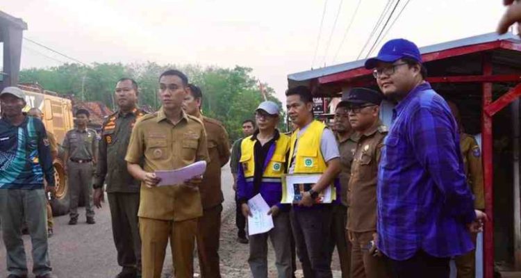 H. Muchendi saat memberikan layanan terpadu bagi masyarakat Tulung Selapan di Kantor Camat Tulung Selapan, Selasa, (26/8/24).