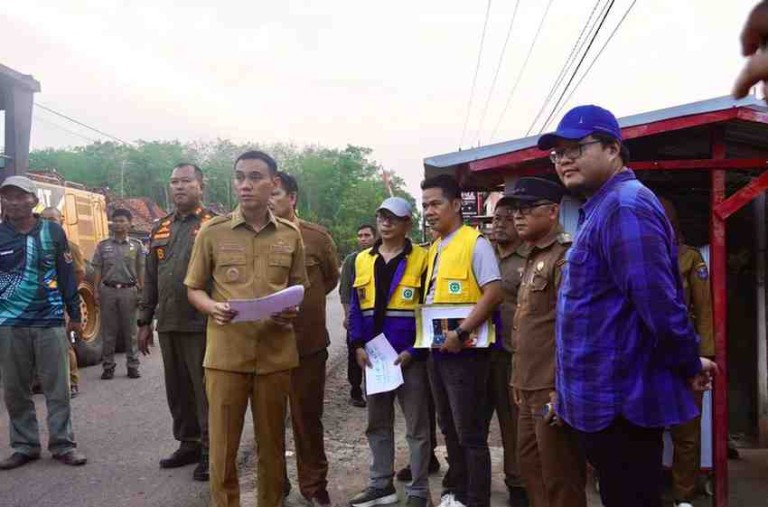 H. Muchendi saat memberikan layanan terpadu bagi masyarakat Tulung Selapan di Kantor Camat Tulung Selapan, Selasa, (26/8/24).