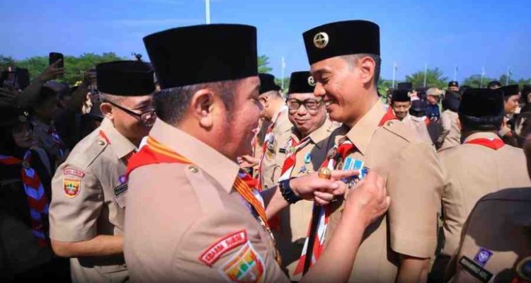 Bupati Ogan Komering Ilir, H. Muchendi meraih tanda penghargaan lencana Lencana Panca Warsa III Gerakan Pramuka.