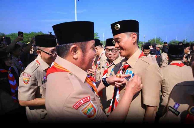 Bupati Ogan Komering Ilir, H. Muchendi meraih tanda penghargaan lencana Lencana Panca Warsa III Gerakan Pramuka.
