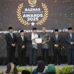 H. Muchendi Mahzareki menerima penghargaan dari Badan Amil Zakat Nasional (Baznas) RI dalam Baznas Awards 2025 di Grand Mercure Ancol, Jakarta, Kamis (28/8/2025).