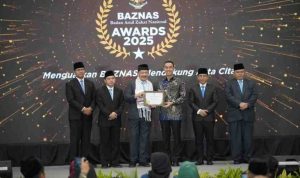 H. Muchendi Mahzareki menerima penghargaan dari Badan Amil Zakat Nasional (Baznas) RI dalam Baznas Awards 2025 di Grand Mercure Ancol, Jakarta, Kamis (28/8/2025).