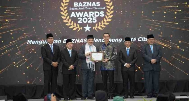 H. Muchendi Mahzareki menerima penghargaan dari Badan Amil Zakat Nasional (Baznas) RI dalam Baznas Awards 2025 di Grand Mercure Ancol, Jakarta, Kamis (28/8/2025).