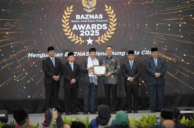 H. Muchendi Mahzareki menerima penghargaan dari Badan Amil Zakat Nasional (Baznas) RI dalam Baznas Awards 2025 di Grand Mercure Ancol, Jakarta, Kamis (28/8/2025).
