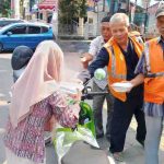 "Jumat Berkah" pengurus Pro Jurnalismedia Siber Musi Banyuasin membagikan nasi kotak gratis untuk warga Kota Sekayu, Jumat (29/08/2025).
