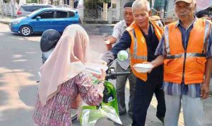 "Jumat Berkah" pengurus Pro Jurnalismedia Siber Musi Banyuasin membagikan nasi kotak gratis untuk warga Kota Sekayu, Jumat (29/08/2025).