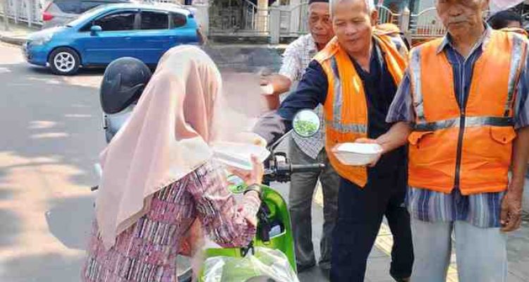 "Jumat Berkah" pengurus Pro Jurnalismedia Siber Musi Banyuasin membagikan nasi kotak gratis untuk warga Kota Sekayu, Jumat (29/08/2025).