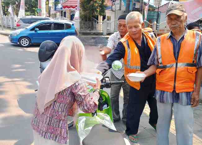 "Jumat Berkah" pengurus Pro Jurnalismedia Siber Musi Banyuasin membagikan nasi kotak gratis untuk warga Kota Sekayu, Jumat (29/08/2025).