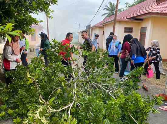 Dinas Tenaga Kerja dan Transmigrasi (Disnakertrans) Muba mengajak seluruh Aparatur Sipil Negara (ASN), baik PNS maupun PPPK, untuk bersama-sama melakukan gotong royong