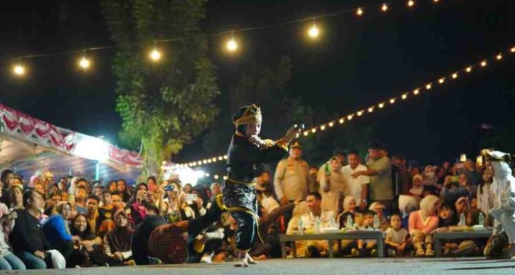 Kegiatan yang telah menjadi warisan budaya turun-temurun ini, disambut meriah oleh ribuan warga yang memadati kawasan Tugu Jam Kayuagung pada Jumat malam (29/8).