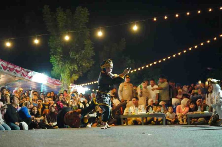 Kegiatan yang telah menjadi warisan budaya turun-temurun ini, disambut meriah oleh ribuan warga yang memadati kawasan Tugu Jam Kayuagung pada Jumat malam (29/8).