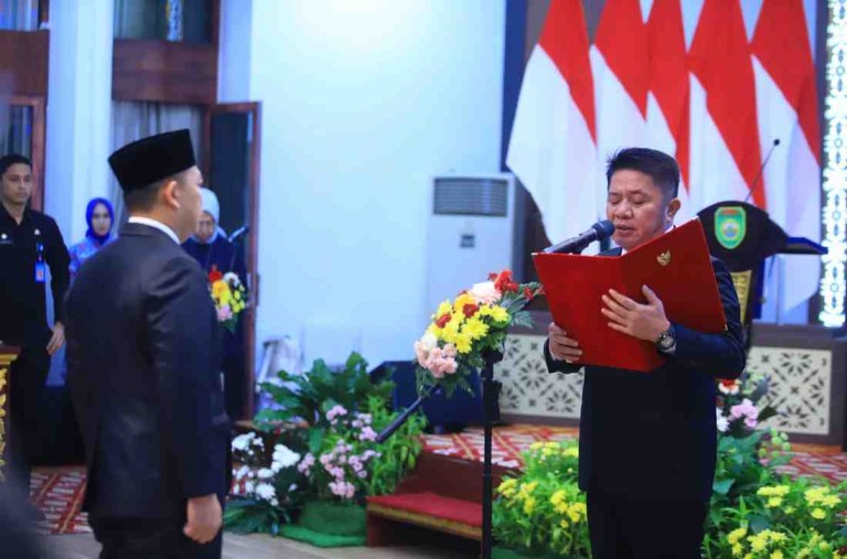H. Herman Deru, secara resmi mengukuhkan dr. Arios Saplis sebagai Kepala Perwakilan Badan Kependudukan dan Keluarga Berencana Nasional (BKKBN) Provinsi Sumsel. Pengukuhan ini dilaksanakan di Griya Agung Palembang pada Selasa (5/07/2025).