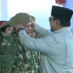 Presiden Republik Indonesia, Prabowo Subianto, saat memperbaiki dan merapikan topi baret tamu undangan, sebelum Upacara Gelar Pasukan Operasional dan Kehormatan Militer, hari Minggu, tanggal 10 Agustus 2025. (foto : Biro Pers, Media, dan Informasi Sekretariat Presiden