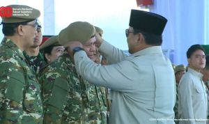 Presiden Republik Indonesia, Prabowo Subianto, saat memperbaiki dan merapikan topi baret tamu undangan, sebelum Upacara Gelar Pasukan Operasional dan Kehormatan Militer, hari Minggu, tanggal 10 Agustus 2025. (foto : Biro Pers, Media, dan Informasi Sekretariat Presiden