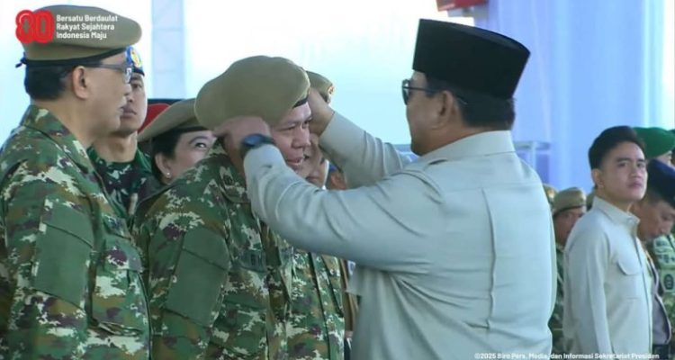 Presiden Republik Indonesia, Prabowo Subianto, saat memperbaiki dan merapikan topi baret tamu undangan, sebelum Upacara Gelar Pasukan Operasional dan Kehormatan Militer, hari Minggu, tanggal 10 Agustus 2025. (foto : Biro Pers, Media, dan Informasi Sekretariat Presiden