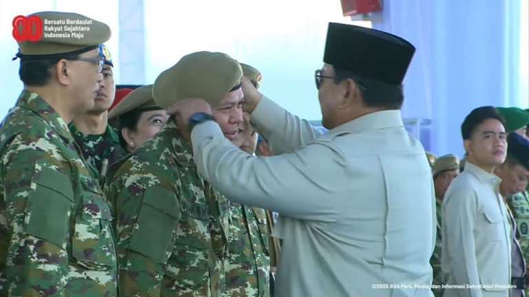Presiden Republik Indonesia, Prabowo Subianto, saat memperbaiki dan merapikan topi baret tamu undangan, sebelum Upacara Gelar Pasukan Operasional dan Kehormatan Militer, hari Minggu, tanggal 10 Agustus 2025. (foto : Biro Pers, Media, dan Informasi Sekretariat Presiden