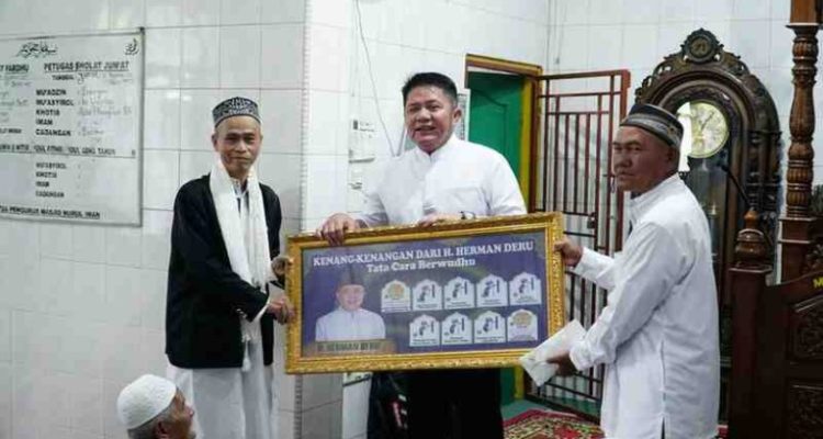 H. Herman Deru kembali melaksanakan Safari Sholat Jumat, kali ini bertempat di Masjid Nurul Iman Palembang, Jumat (22/8/2025).