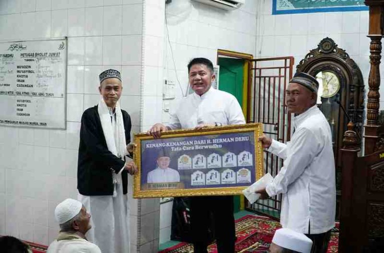 H. Herman Deru kembali melaksanakan Safari Sholat Jumat, kali ini bertempat di Masjid Nurul Iman Palembang, Jumat (22/8/2025).
