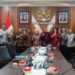 Edward Candra, memimpin rapat persiapan kegiatan penandatanganan komitmen bersama kepala daerah se-wilayah kerja Kantor Regional VII Badan Kepegawaian Negara (BKN) Palembang. Rapat berlangsung di Ruang Rapat Sekda Sumsel, Kamis (21/8/2025).