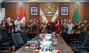 Edward Candra, memimpin rapat persiapan kegiatan penandatanganan komitmen bersama kepala daerah se-wilayah kerja Kantor Regional VII Badan Kepegawaian Negara (BKN) Palembang. Rapat berlangsung di Ruang Rapat Sekda Sumsel, Kamis (21/8/2025).