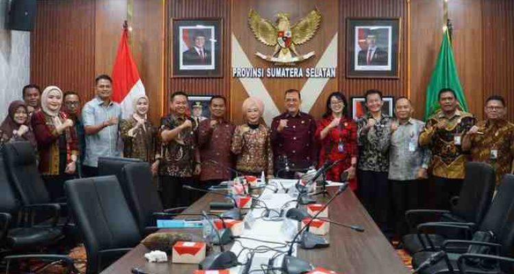 Edward Candra, memimpin rapat persiapan kegiatan penandatanganan komitmen bersama kepala daerah se-wilayah kerja Kantor Regional VII Badan Kepegawaian Negara (BKN) Palembang. Rapat berlangsung di Ruang Rapat Sekda Sumsel, Kamis (21/8/2025).