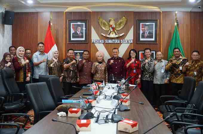 Edward Candra, memimpin rapat persiapan kegiatan penandatanganan komitmen bersama kepala daerah se-wilayah kerja Kantor Regional VII Badan Kepegawaian Negara (BKN) Palembang. Rapat berlangsung di Ruang Rapat Sekda Sumsel, Kamis (21/8/2025).