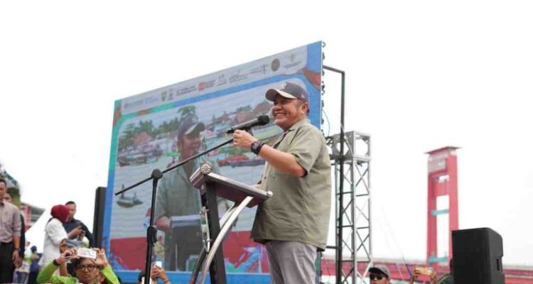 H. Herman Deru, menghadiri puncak Festival Perahu Bidar Tradisional 2025.