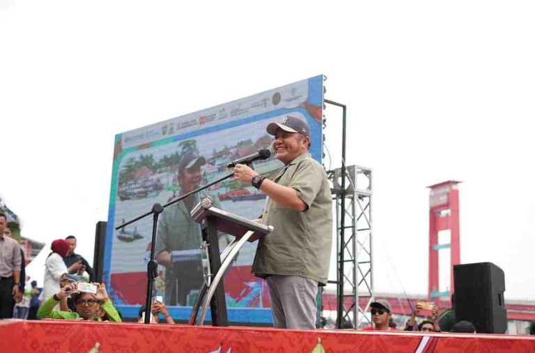 H. Herman Deru, menghadiri puncak Festival Perahu Bidar Tradisional 2025.