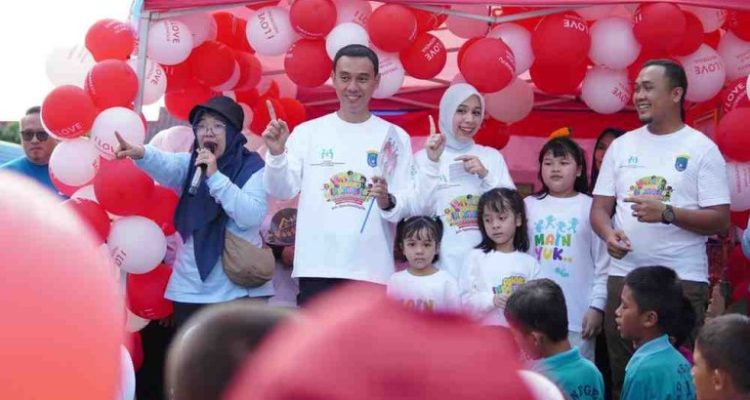 Bupati OKI, H. Muchendi Mahzareki pada gelaran Hari Anak Nasional di Halaman Gedung Kesenian Kayuagung, Selasa(05/08/25).