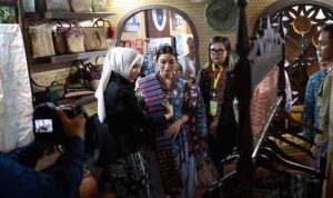 Kabupaten Ogan Komering Ilir (OKI), Sumatera Selatan, kembali mencuri perhatian. Dalam perhelatan Swarna Songket Nusantara 2025 yang digelar megah di Pelataran Benteng Kuto Besak Palembang, 1-5 Agustus 2025.