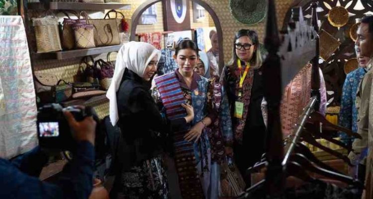 Kabupaten Ogan Komering Ilir (OKI), Sumatera Selatan, kembali mencuri perhatian. Dalam perhelatan Swarna Songket Nusantara 2025 yang digelar megah di Pelataran Benteng Kuto Besak Palembang, 1-5 Agustus 2025.