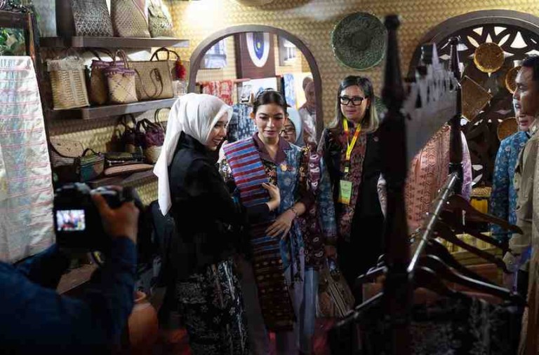 Kabupaten Ogan Komering Ilir (OKI), Sumatera Selatan, kembali mencuri perhatian. Dalam perhelatan Swarna Songket Nusantara 2025 yang digelar megah di Pelataran Benteng Kuto Besak Palembang, 1-5 Agustus 2025.