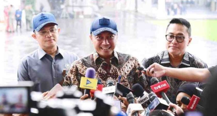 Menteri Sekretaris Negara, Prasetyo Hadi, menyampaikan keterangannya usai menyaksikan gladi kotor rangkaian peringatan Hari Ulang Tahun Ke-80 Kemerdekaan Republik Indonesia di Istana Merdeka, Jakarta, pada hari Selasa, tanggal 12 Agustus 2025. (foto: BPMI Setpres)