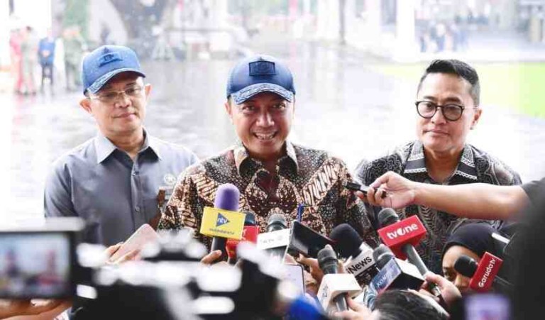 Menteri Sekretaris Negara, Prasetyo Hadi, menyampaikan keterangannya usai menyaksikan gladi kotor rangkaian peringatan Hari Ulang Tahun Ke-80 Kemerdekaan Republik Indonesia di Istana Merdeka, Jakarta, pada hari Selasa, tanggal 12 Agustus 2025. (foto: BPMI Setpres)